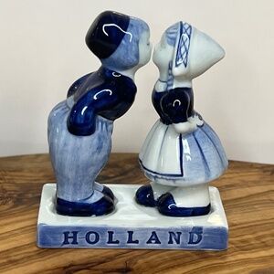 Delft Blue Dutch Made In Holland Kissing Couple Delft Figurine Hand Painted EUC